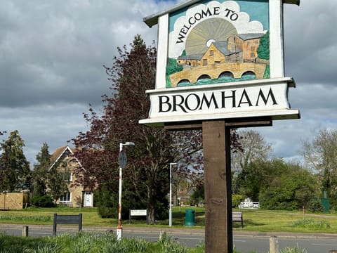 The Welcome to Bromham village sign